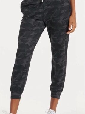 Vuori Performance Jogger Black Camo Small
